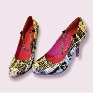 Newspaper print heels! Women’s size 9.